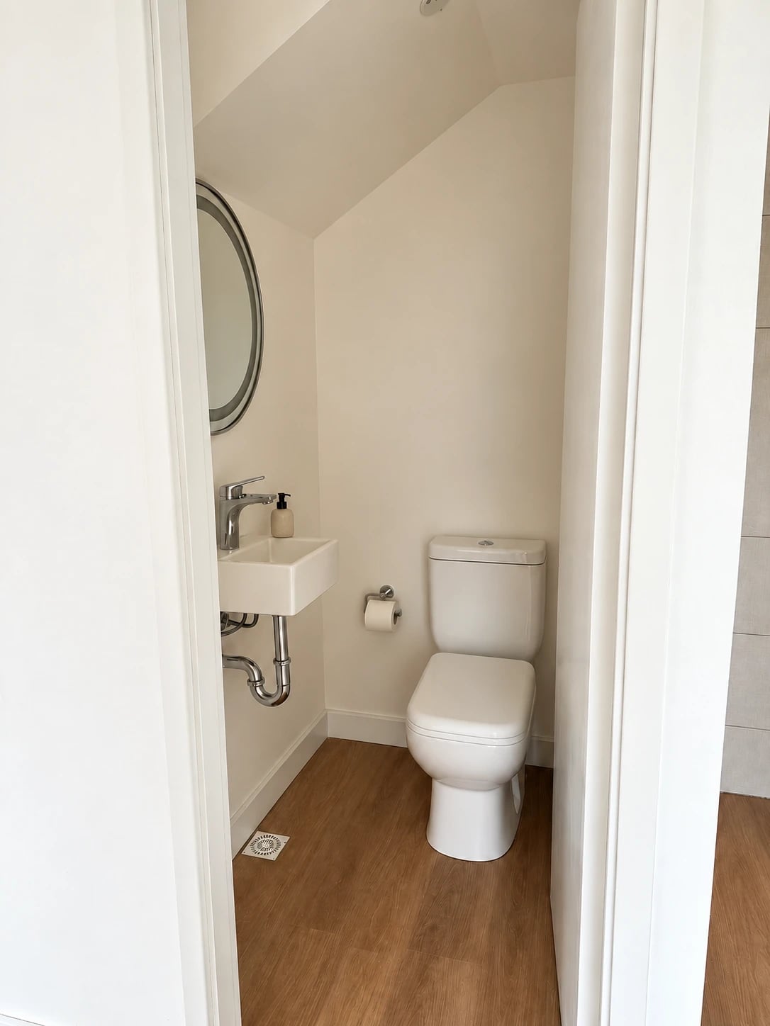 Apolo III, toilette de planta baja
