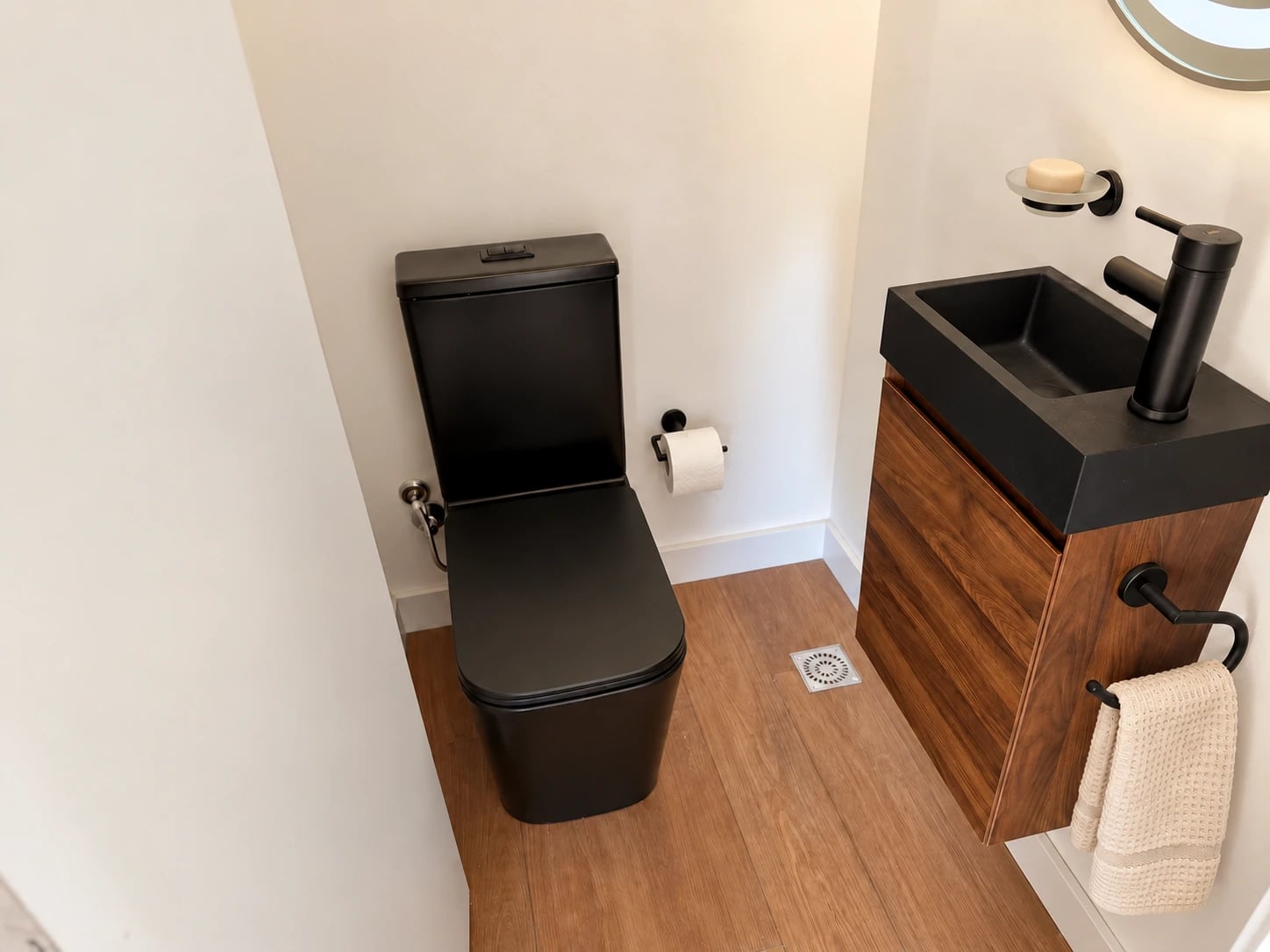Apolo IV, toilette