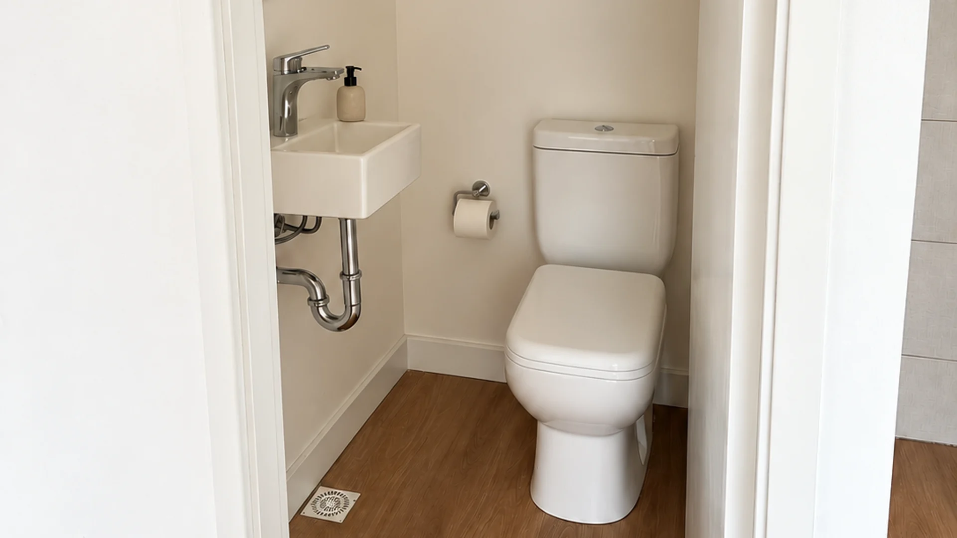 Apolo III, toilette de planta baja